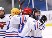 极速比分- 雪域雷霆队鏖战粤西金雕队，冰球大师赛爆冷，转换速度占优。新人首发惊艳